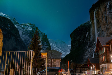Foto noturna do vale e da cachoeira de Lauterbrunnen na Suiça