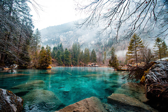 O lago mais azul dos alpes sui&ccedil;os - Blausee