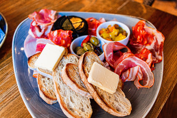 Tábua de pães e embutidos num pub inglês