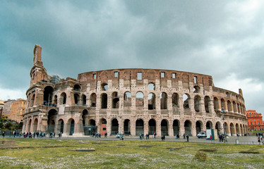 Fototapeta na wymiar Vista externa do Coliseu com poucos turistas por causa da Covid-19