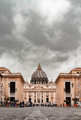 A estrada pro Vaticano num dia nublado