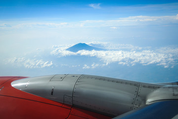 Fototapeta na wymiar Vista de una montaña desde la ventana de un avión en el aire