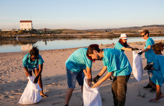 Volunteer beach clean up