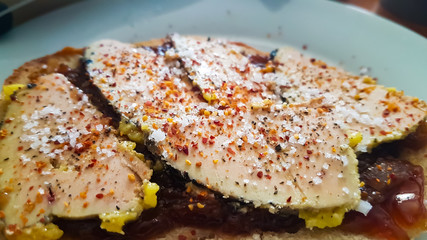 Foie gras sur sa tranche de pain aux figues , chutney d'oignons et confiture de prunes