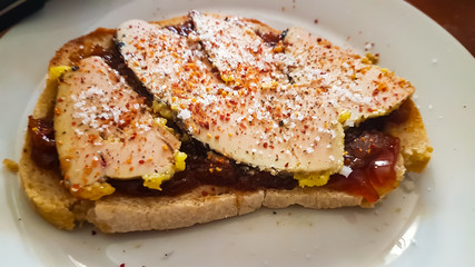 Foie gras sur sa tranche de pain aux figues , chutney d'oignons et confiture de prunes