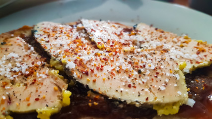 Foie gras sur sa tranche de pain aux figues , chutney d'oignons et confiture de prunes