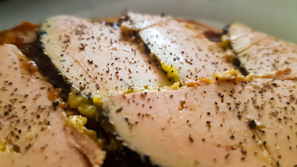 Foie gras sur sa tranche de pain aux figues , chutney d'oignons et confiture de prunes