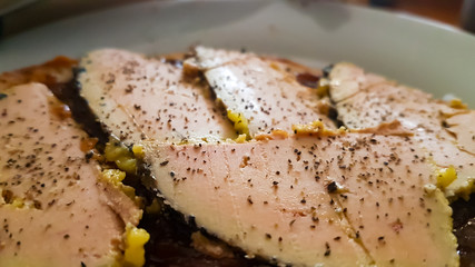 Foie gras sur sa tranche de pain aux figues , chutney d'oignons et confiture de prunes