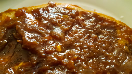 Foie gras sur sa tranche de pain aux figues , chutney d'oignons et confiture de prunes