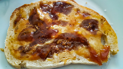 Foie gras sur sa tranche de pain aux figues , chutney d'oignons et confiture de prunes