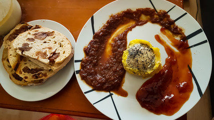 Foie gras sur sa tranche de pain aux figues , chutney d'oignons et confiture de prunes