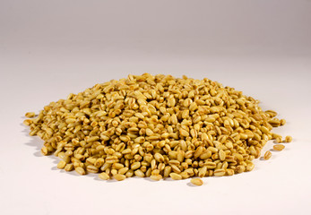 many grains of dry yellow wheat

