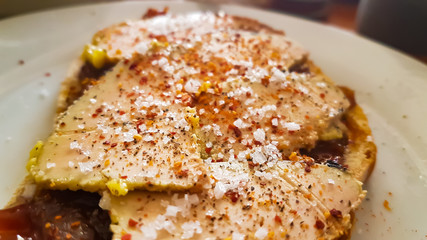 Foie gras sur sa tranche de pain aux figues , chutney d'oignons et confiture de prunes