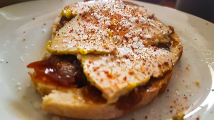 Foie gras sur sa tranche de pain aux figues , chutney d'oignons et confiture de prunes