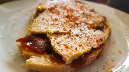 Foie gras sur sa tranche de pain aux figues , chutney d'oignons et confiture de prunes