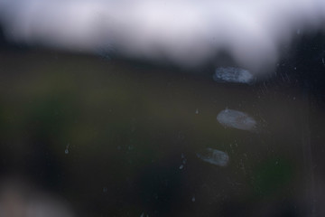 dedadas sujas impressões digitais no vidro com fundo desfocado