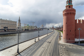 Obraz premium Moscow, Russia, April 5, 2020. Coronavirus Quarantine, Covid-19, in Moscow. Empty streets in the city center.