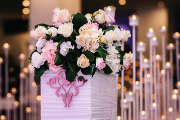 elegant wedding decorations made of natural flowers