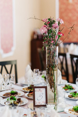 elegant wedding decorations made of natural flowers