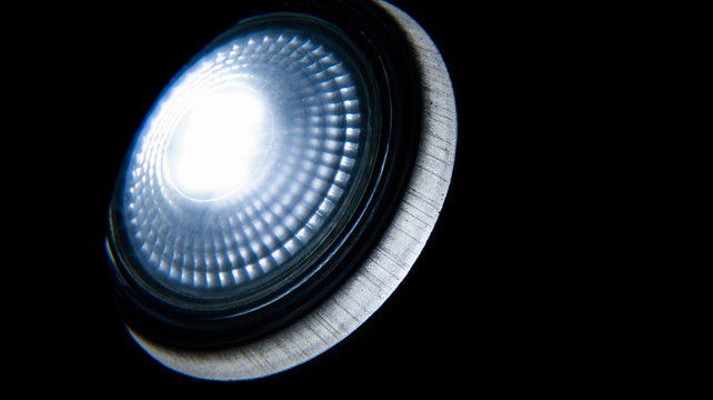 Lampara hal&oacute;gena de techo sobre fondo negro