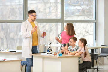 Obraz premium Teacher conducting chemistry lesson in classroom