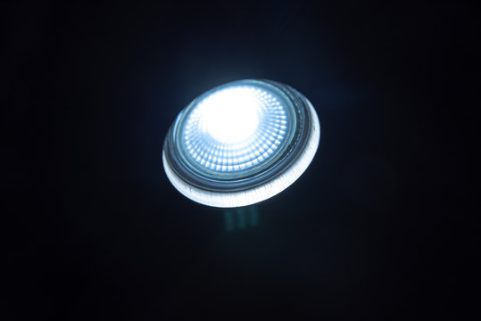 Lampara hal&oacute;gena de techo sobre fondo negro