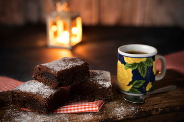 brownie con un desayuno o merienda con te o cafe con un rico chocolate y azucar, en un clima armonioso 