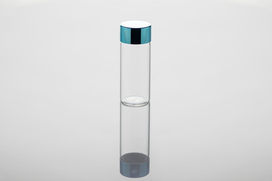 Bodeg&oacute;n de frascos de vidrio con tapa. Envases de vidrio con tapa para medicamentos, l&iacute;quidos, perfumes, aceites esenciales, muestras de laboratorio, cosm&eacute;ticos o similares.