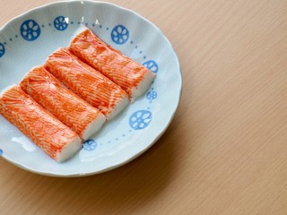 도자기 접시에 담긴 사각모양의 게살 4개 
