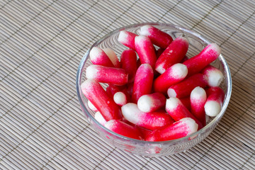 Radis roses dans un bol