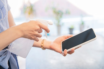 スマートフォンを消毒する