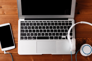 パソコンとスマホとヘッドホン