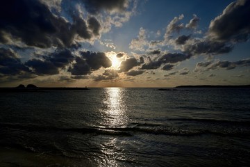 日本海に沈む夕日と角島のコラボ情景＠山口