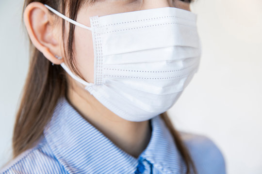 マスクをする女性