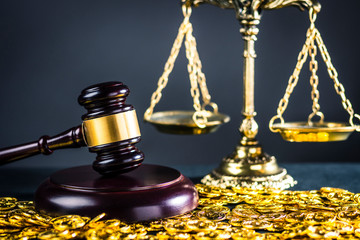 天秤と木槌と金貨