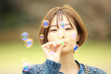 シャボン玉を吹く女性 © yamasan