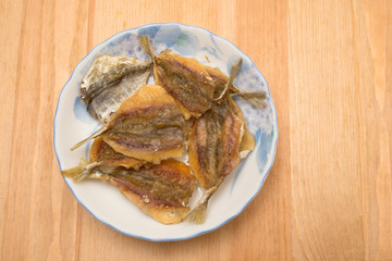 皿の上のカワハギの干物