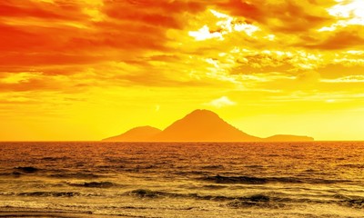Fototapeta na wymiar Romantic sunset at the beach 