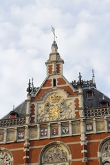 Naklejka premium Front view of the Amsterdam Central (Centraal) Railway Station during sunset, Netherlands
