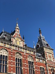 Obraz premium Front view of the Amsterdam Central (Centraal) Railway Station in a sunny day, Netherlands