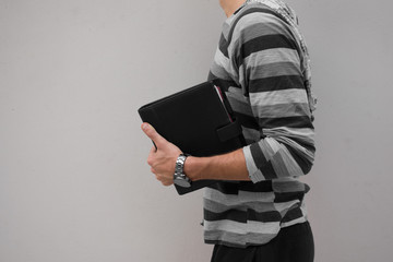 joven caminando hacia sus sueños con una agenda personal en la mano