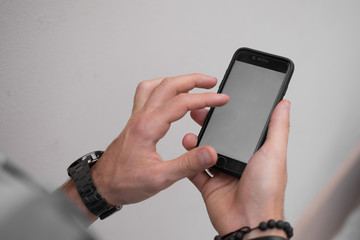 manos de joven usando su celular