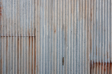 古いトタン板の外壁