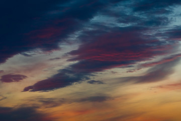 不穏な空