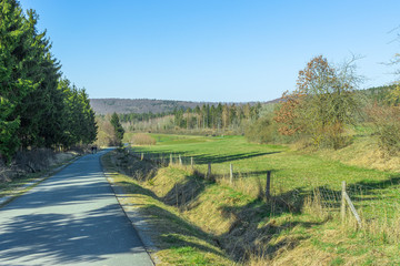 Radweg neben einem Feld