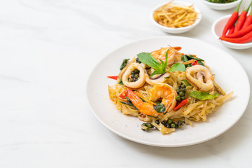  stir fried spicy noodles with sea food