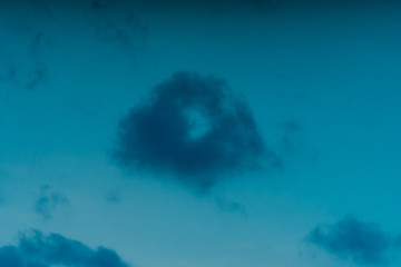 Obraz na płótnie Canvas 穴の空いた雲