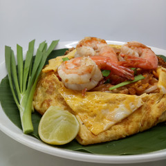 Fried noodle Thai style with prawns