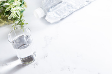 水をグラスに注ぐ。水分補給。健康・スポーツやトレーニング。