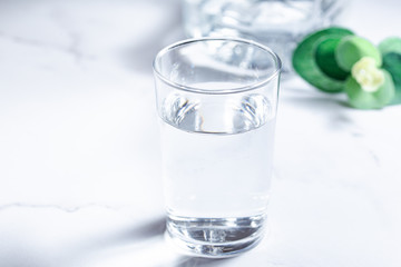 水をグラスに注ぐ。水分補給。健康・スポーツやトレーニング。